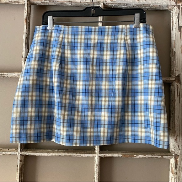 Cute plaid mini skirt with front slits - Picture 2 of 7